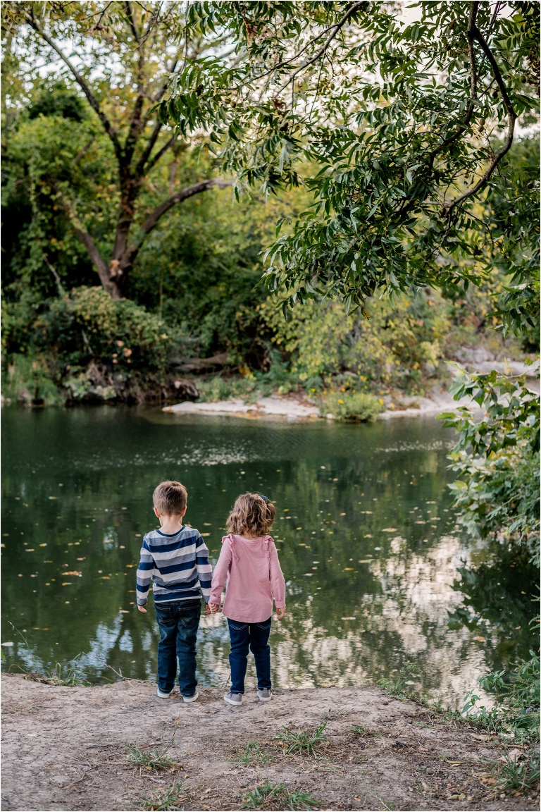 twin siblings in round rock texas by natural light children photographer austin tx